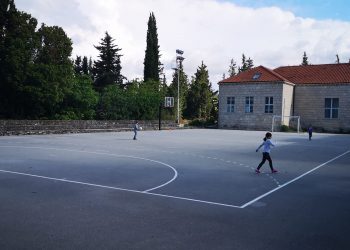 Žrnovo – igralište, škola